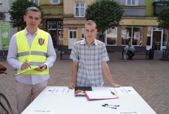 Kamil Kaczmarek (z lewej) i Jakub Adamczyk podczas zbierania podpisów na początku sierpnia.
