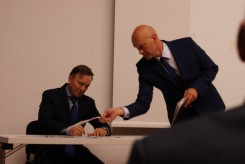Podpis pod listem intencyjnym składa prezes Zrembu Krzysztof Kosiorek-Sobolewski, obok moderator spotkania Leszek Redzimski.