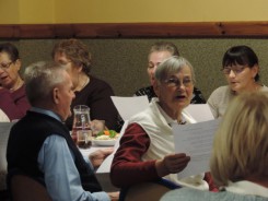 Seniorzy wspólnie śpiewali w Ciechocinie. 