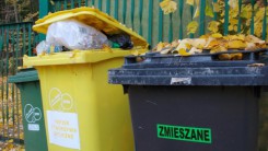 Przed zamieszkaniem w nowym domu nie trzeba mieć kilku pojemników na segregację tylko jeden pojemnik.
