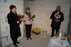 Wicewójt Piotr Stanke, Mariola Henszke i Małgorzata Kaczmarek podczas uroczystości wmurowania kamienia węgielnego na budowie hospicjum.