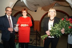 Z różami szefowa MOPS Elżbieta Szczepańska, obok Mariola Majewska z ŚDS i wiceburmistrz Edward Pietrzyk. 