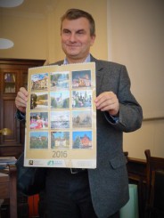 Roman Guzelak prezentuje kalendarz na 2016 rok.