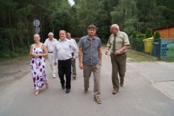 Wójt (pośrodku) na spacerze w Kłodawie, po lewej sołtys Kłodawy Robert Piesik.