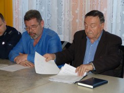 Na zdjęciu od lewej członek zarządu osiedla nr 3 Maciej Kasprzak i jego przewodniczący Edward Gabryś.
