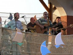 W Charzykowach w następny weekend nie zabraknie wspólnych żeglarskich śpiewów. Na zdjęciu Włodek Dębski...