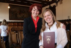 Na zdjęciu dyrektor Marta Szczukowska w towarzystwie absolwentki Gimnazjum nr 2 Judyty Kryger.