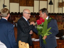 Bogdan Kuffel gratuluje burmistrzowi uzyskania absolutorium.