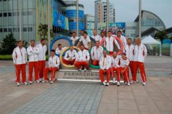 Nasi żeglarze w wiosce olimpijskiej. Kacper Ziemiński stoi w czerwonym kole.