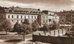 Widok na klasztor i szpital w latach trzydziestych. W wysuniętej części budynku widoczny oszklony balkon sali operacyjnej.