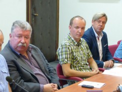 Od lewej radny Leszek Pepliński oraz przedsiębiorcy Łukasz Śpica i Tomasz Szatkowski. 