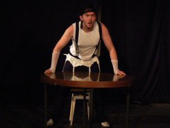 „Noel Wspak”, czyli Leon, wyśmienicie grany przez Grzegorza Szlangę