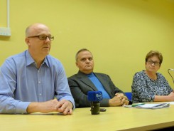 Opozycja apeluje do Mariusza Palucha, by sam zrezygnował ze stanowiska. Od prawej M. Osowicka, M. Brunka i J. Studziński. 