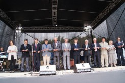 Samorządowcy przecinają wstęgę na otwarciu ZZO w 2013 roku. Drugi od lewej wójt Z. Szczepański, czwarty burmistrz A. Finster. 