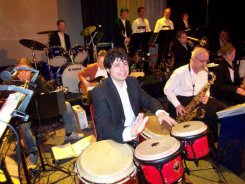 Muzyka łagodzi obyczaje i w tym przypadku pozwala dzielić się doświadczeniem. 