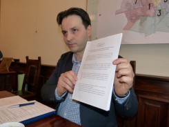 Grzegorz Czarnowski z projektem stosownej uchwały ws. sieci szkół i obwodów. 