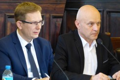 Tomasz Orzłowski (po lewej) i Leszek Redzimski obaj pytali o porozumienie starosty z burmistrzem ws. nauczycieli.