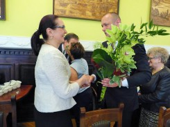 Kwiaty pani skarbnik wręcza przewodniczący RP Robert Skórczewski. 