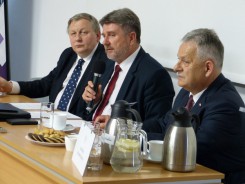 Od lewej poseł Jan Kilian ze Starogardu Gd., przewodniczący k. infrastruktury Bogdan Rzońca i chojnicki poseł Aleksander Mrówczyński.