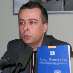 Rektor Jacek Borzyszkowski prezentuje pierwszy numer czasopisma Acta Pomerania