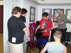 W Szkole Rocka młodszych instrumentalistów wspierają bardziej doświadczeni muzycy.