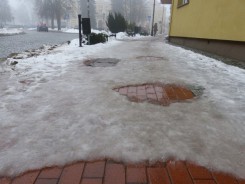 Za dużo piasku zimą trafia na chodniki, uważa Stanisław Kowalik. 