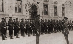 Uroczysta odprawa żołnierzy z Komisariatu Straży Granicznej przed Starostwem Powiatowym w Chojnicach, z okazji 3 maja. Ok 1937r.