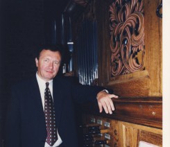 Organista prof. Andrzej Chorosiński.