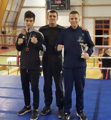 Na zdjęciu Kacper Wrona i Szymon Piekarski wraz z trenerem Marcinem Łęgowskim. 