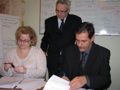 Burmistrz Arseniusz Finster i Marta Olszewska w trakcie podpisywania umowy.