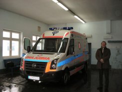 Dyrektor szpitala Leszek Bonna i nowy ambulans.
