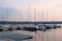 Za stacjonowanie jachtu w porcie, trzeba zapłacić tylko 4 zł za metr łodzi dziennie. 