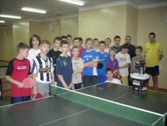 Kuźnia chojnickich talentów tenisowych w UKS 8. Z prawej Michał Brieger - trener i zawodnik ligowy.