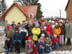 Pożegnalne zdjęcie przed szkołą