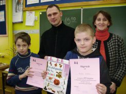 Szymon Warnke ze swoim nauczycielem Krzysztofem Czarnowskim i laureat III miejsca Piotr Rożek wraz ze swoją nauczycielką Bożeną 