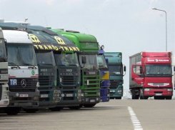 TIR-y w weekendy będą stać na parkingach fot. Piotr Sawecki / Reporter