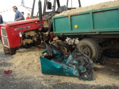 Honda wjechała w traktor z pełną przyczepą piasku