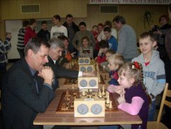 Kuba (drugi z prawej) podczas pojedynku z burmistrzem Zielińskim