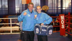 Na zdjęciu Daniel Lewiński z trenerem po meczu