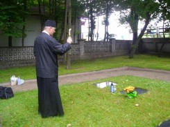 Ks. Jarosław Dmitruk odprawia modły przy płycie nagrobnej Piotra Oczerietnego. 