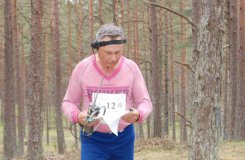 Tomasz Owczarski analizuje trasę na mapie. 