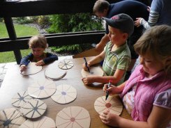 Dzieci z pasją  przygotowywały koła lokomotywy.