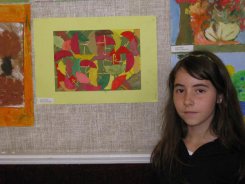 Daria Hamerska na tle swojej pracy.