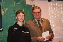 Zwycięzca konkursu Karol Lipkowski wraz z dyrektorem parku.