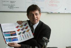 Wójt Zbigniew Szczepański wskazywał na żółto-zielono-niebieskie boiska.