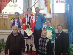 Dekoracja Finalistek 70kg.  na najwyższym stopniu Sara Milcarek razem z ojcem. U dołu pierwszy od prawej Leszek Piotrowski Trene