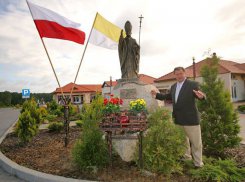 Pomnik Jana Pawła II to nie jedyna rzeźba na placu przy cmentarzu.