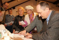 Dariusz Anderwald po wykładzie dokonał wpisów do indeksów studentów UTW.