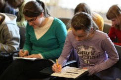 Asia i Madga rysują lotki ptaków szponiastych.