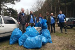 Pracownicy nadleśnictwa Przymuszewo, ZPK i LGD Sandry Brdy przy moście w Małych Swornegaciach.